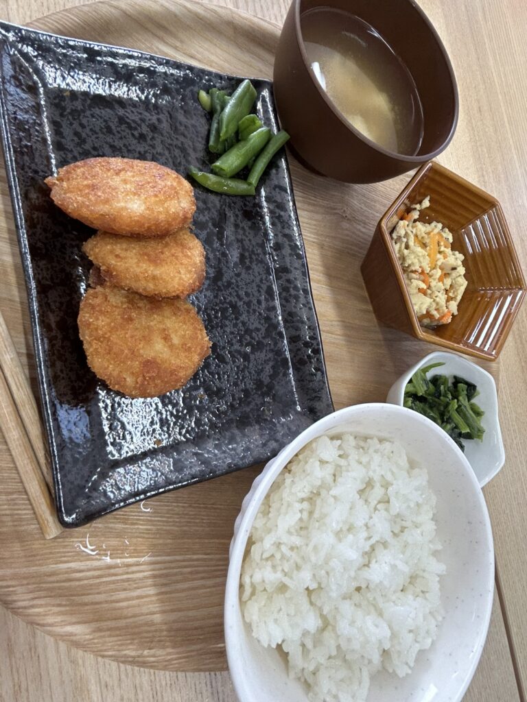 一口とんかつ、コツコツ仕事！